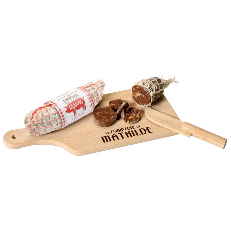 Saucisson en chocolat lait praliné noisette avec une véritable planche à découper et son couteau (factice) Saucisson en chocolat lait praliné noisette avec une véritable planche à découper et son couteau (factice)